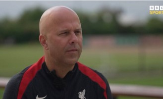 斯洛特回应阿尔特塔言论：联赛夺冠靠实力 欧冠才需运气