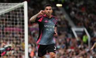 曼联双冠阵容大聚会！特维斯重返梦剧场被狂嘘，0-3落后顶嘘声独中四元逆转