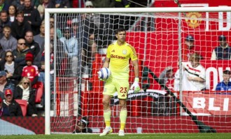 曼联寻门难，难于上青天！多纳鲁马明确拒绝，奥纳纳的“灾难”还要演多久？