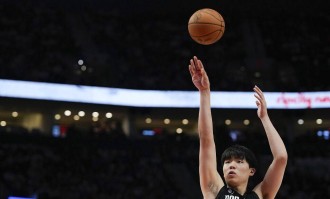 杨瀚森NBA首秀冷启动 2分1板暂时还在体系之外？